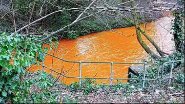 Rio alaranjado em cidade galesa - NRW
