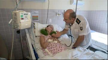 A paciente Clarinha acompanhada do médico, coronel Jorge Potratz - Divulgação/TV Gazeta