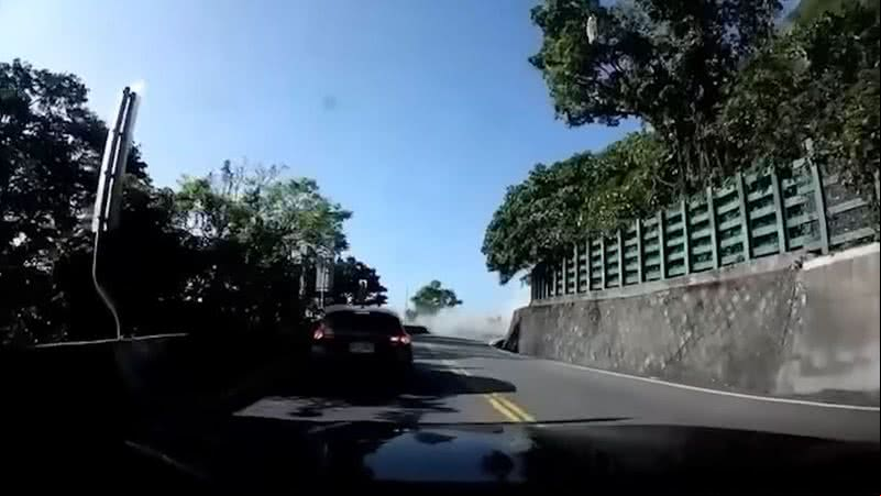 Vídeo mostra momento em que carro foi atingido por rocha - Divulgação/vídeo/UOL
