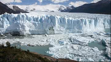 Geleira na Patagônia argentina - Foto por Lucag pelo Wikimedia Commons