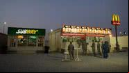 Lojas das lanchonetes McDonald's e Subway em 2011 no Campo Virgínia, base dos EUA Kuwait - Divulgação/Australian War Memorial