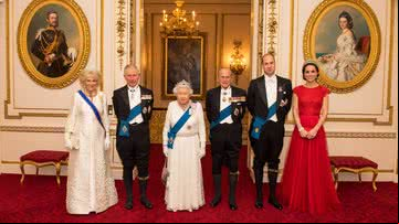 Rainha Elizabeth II ao lado de membros da Família Real - Divulgação/MAX