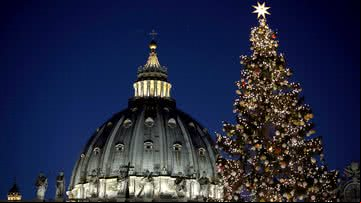 Abeto gigante na Praça de São Pedro, no Vaticano, em dezembro de 2016 - Getty Images