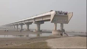 Carro caiu de ponte inacabada na Índia - Divulgação