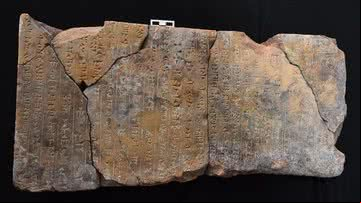Escrita cuneiforme encontrada nas escavações em Nimrud - Penn Museum