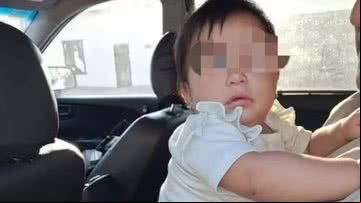 A bebê encontrada engatinhando em rodovia - Divulgação/Polícia Nacional do Equador