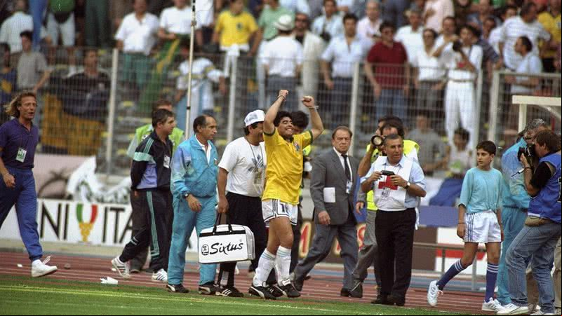 Maradona usando camisa da seleção brasileira após a partida - Getty Images