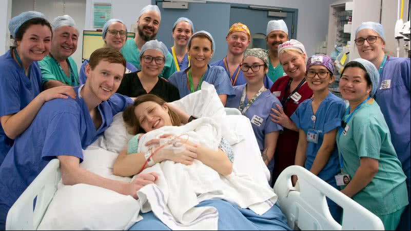 Grace Davidson e o marido, Angus, com a filha e a equipe do hospital - Divulgação/Womb Transplant UK