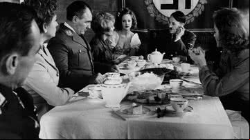 Hitler comemorando seu aniversário dentro do bunker - Getty Imagens