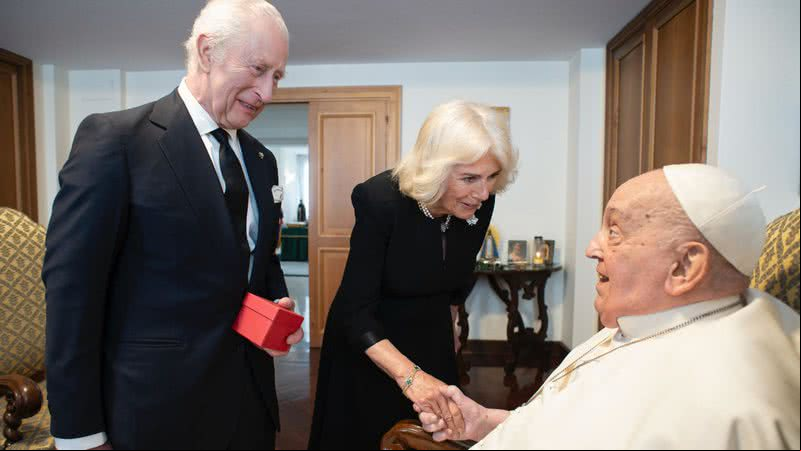 Rei Charles III e rainha Camilla em encontro com o papa Francisco - Getty Images