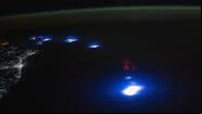 Um raro sprite vermelho capturado da Estação Espacial Internacional em 20 de junho de 2024 - Divulgação/NASA