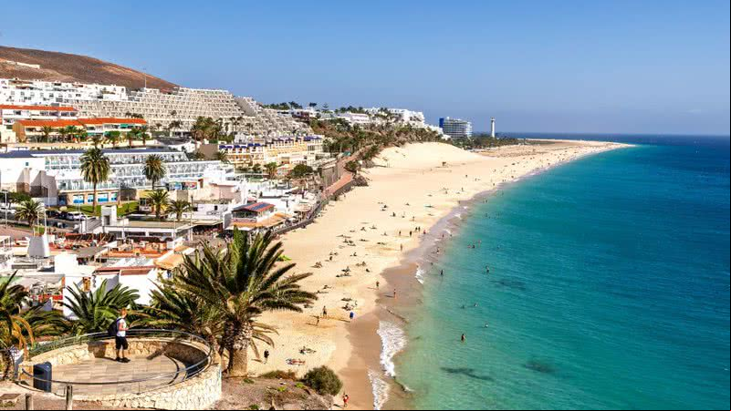 Imagem ilustrativa de praia das Ilhas Canárias - Getty Images