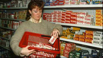 Atendente retira cápsulas de Tylenol das prateleiras em Nova York, EUA, em 30 de setembro de 1982 - Getty Images