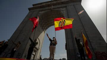 Apoiadores de Francisco Franco fazem a saudação fascista no Arco da Vitória - Getty Images