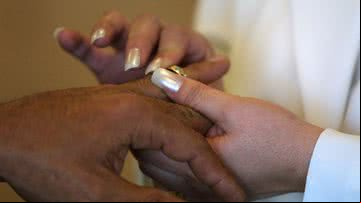 Imagem ilustrativa de casal trocando alianças - Getty Images