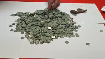 Moedas encontradas na Romênia - Divulgação/Facebook/Marius Mangeac