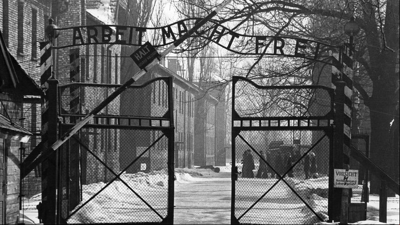 Entrada de Auschwitz com um dos slogans proposto pelos alunos - Getty Images