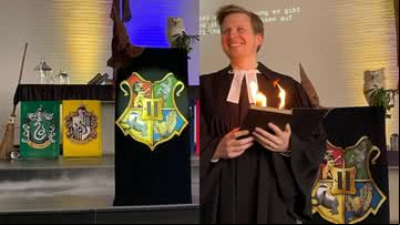 Imagens de altar com decorações de Harry Potter e do culto - Reprodução/Redes Sociais