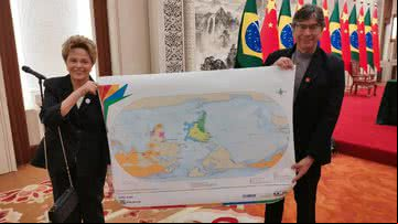 Dilma Rousseff e Márcio Pochmann segurando mapa em evento na China - Reprodução/Redes Sociais