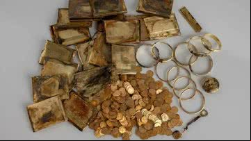Caixa encontrada em trilha na República Tcheca tinha objetos de ouro - Divulgação/Museu da Boêmia Oriental