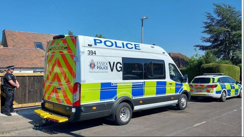 Autoridades investigaram casa e agora removem restos mortais - Polícia de Essex