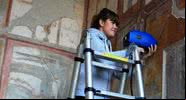 Fotografia mostrando especialistas trabalhando nas pinturas de Pompeia - Divulgação/ IBeA