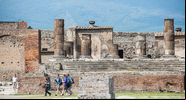 Turistas visitam as ruínas do templo de Júpiter, em Pompeia - Getty Images