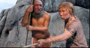 Fotografia de estatuetas que buscam representar neandertais. - Wikimedia Commons