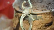 A tigela com adorno de cabeça de boi que pode ter revelado um antigo assentamento romano - Divulgação/Museu Nacional do País de Gales