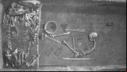 Túmulo com esqueleto feminino acompanhado de armas, item tipicamente presente em túmulos masculinos - Hedenstierna-Jonson et al./Physical Anthropology