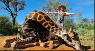 Caçadora de animais comemora morte de girafa em postagem - Divulgação/Facebook