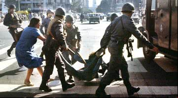 Mulher tenta impedir a detenção de um jovem pela polícia durante a ditadura militar Argentina  (1976-1983) - Getty Images