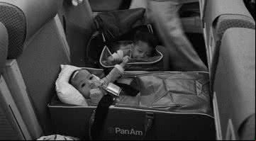 Bebês sul-vietnamitas a caminho da adoção nos Estados Unidos - istração Nacional de Arquivos e Registros via Wikimedia Commons