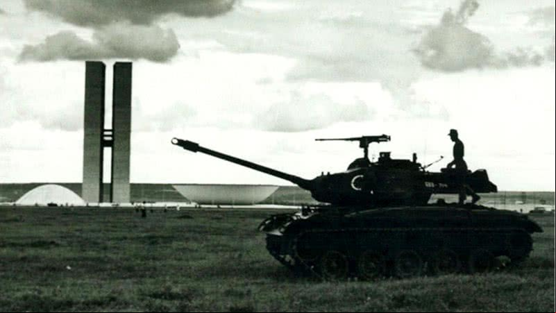 Tanque circulando em Brasília durante a ditadura - Arquivo Nacional