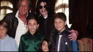 Michael Jackson ao lado dos filhos e iradores - Getty Images
