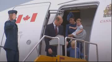 Kate Middleton e Príncipe William saindo de avião com seus filhos - Divulgação/Youtube