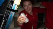 Astronauta segurando embalagem da bebida reciclada - Reprodução/NASA