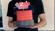 Jovem comemora aniversário com suástica em bolo - Divulgação / Redes Sociais