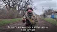 O soldado fazendo o pedido de casamento com o anel de granada - Divulgação/Vídeo/Deutsche Welle
