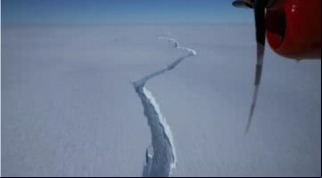 Fotografia da rachadura que se formou antes da quebra do iceberg - Divulgação / Equipe Halley / British Antarctic Survey