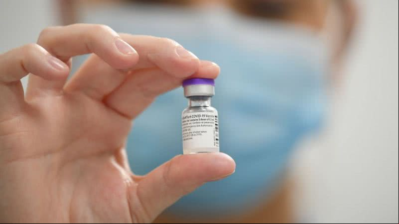 Profissional da saúde segura frasco de vacina contra a Covid-19 - Getty Images