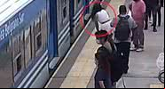Mulher caiu no trilho do metrô - Divulgação / vídeo / Youtube / UOL