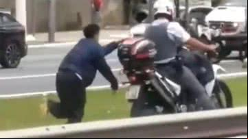 Jovem foi arrastado por policial em moto - Divulgação / redes sociais