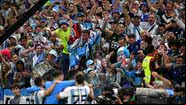 Torcida argentina comemorando vitória contra a Croácia - Getty Images