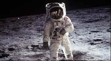 Fotografia de Buzz Aldrin na superfície lunar em 1969 - Domínio Público/ Creative Commons/ Wikimedia Commons