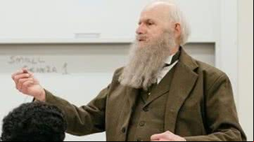 Kenneth Noll incorporando Charles Darwin durante uma aula na Universidade de Connecticut - Reprodução/UCONN University of Connecticut