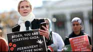 A atriz Cynthia Nixon durante manifestação por cessar-fogo - Getty Images