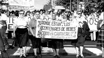 Imagem dos protestos contra os crimes cometidos durante a ditadura na Argentina - Reprodução/Abuelas de Plaza de Mayo