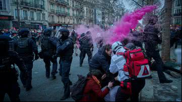 Policiais reprimem manifestantes durante protesto contra a reforma da Previdência em Paris, na França - Getty Images