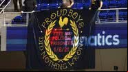 Fotografia de integrante do Proud Boys protestando contra a prisão de membros após o motim do Capitólio - Getty Images